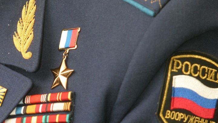 Заснул три недели назад: жена экс-замкомандующего войсками ЛВО почти месяц прожила с его трупом