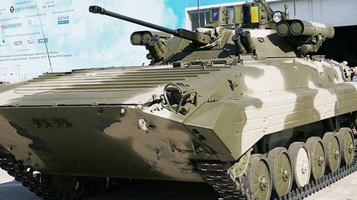 Появились кадры, как дрон ВСУ влетает в БМП ВС России и при этом не взрывается