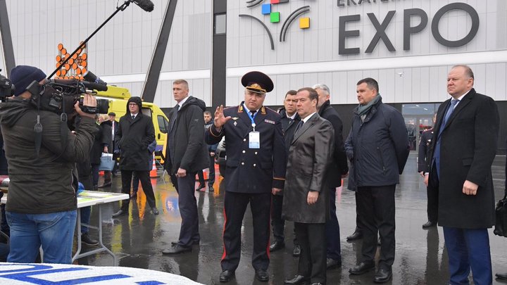 Может, поменьше будут на гулянья таскаться: Колясников оценил заставленный койками уральский ЭКСПО