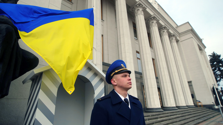 Швырнуть её на Москву: Соратник Зеленского намерен заполучить атомную бомбу