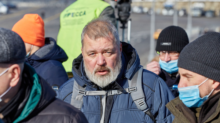 Вот тебе за пацанов: главреда Муратова облили краской в поезде Москва – Самара