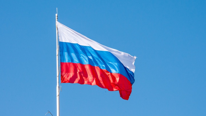 В Германии подняли знамя России в знак протеста: Захарова объяснила, сегодня триколор - это флаг надежды