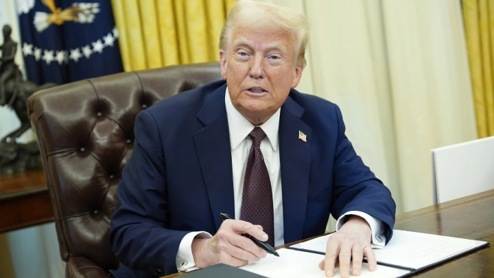 Чиновники взвыли: Указы Трампа вызвали хаос в правительстве США