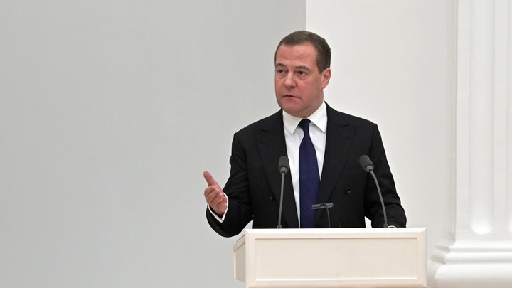 Медведев заступился за русских, поставив на место эстонскую тётку и украинского клоуна