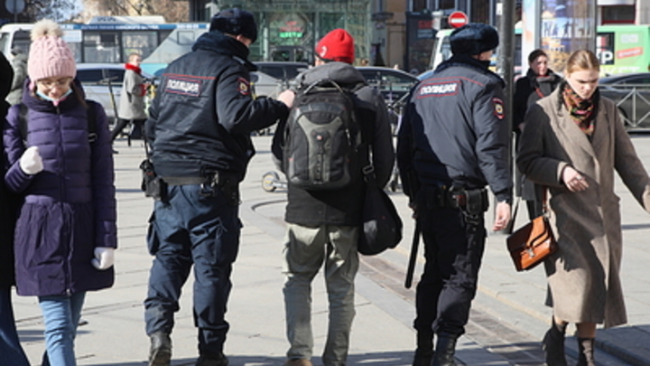 В центре Новосибирска задержали 97-летнего ветерана с плакатом о детях-сиротах