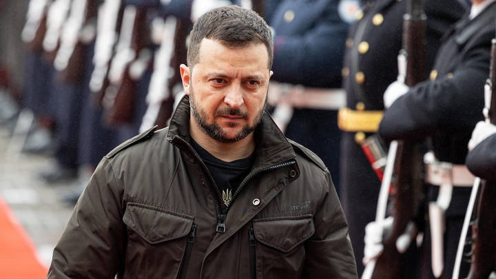 На парня в хаки надавили: Уступи России. Биограф назвал имя