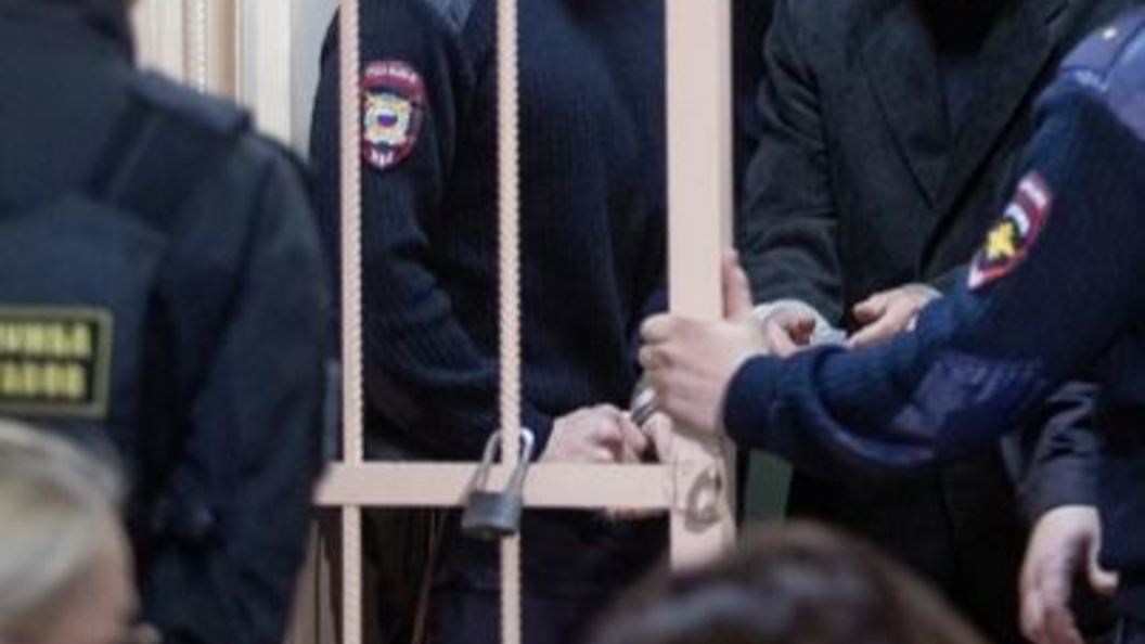 судят чиновников. суд тюрьма. гутенев осужден за взятку. судят чиновников. чиновник.