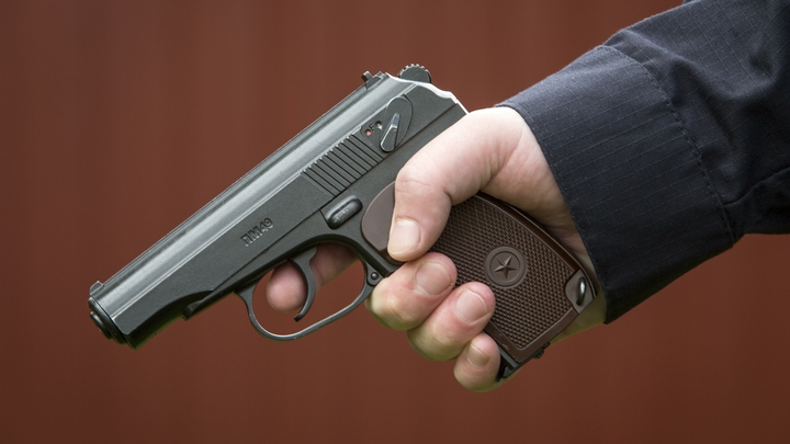 Грабитель с игрушечным пистолетом вынес из офиса микрозаймов две пачки купюр «банка приколов»