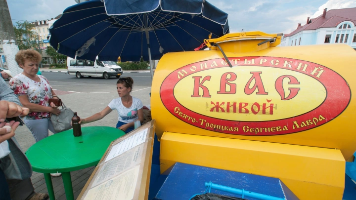 Квас не должен заменять воду в жару: врач рассказал об опасности злоупотребления популярным напитком