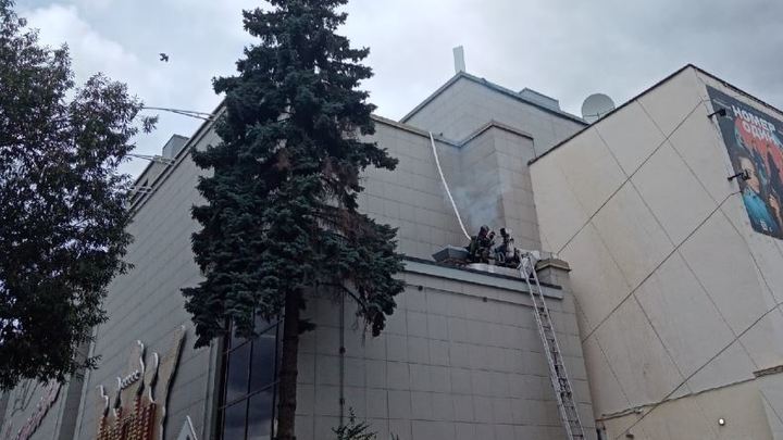 В Челябинске горит здание кинотеатра Урал