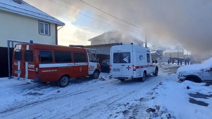 Под Челябинском пожар в гараже перекинулся на два жилых дома