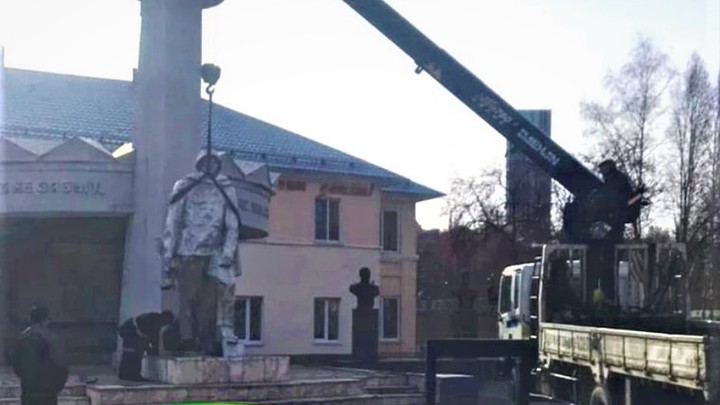 В Таштаголе с постамента сняли памятник Неизвестному солдату