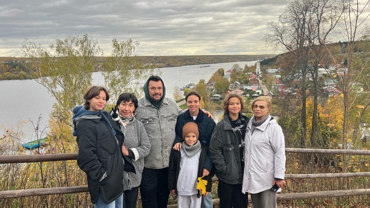 Певец Сергей Жуков с семьёй побывал в городе Плёсе