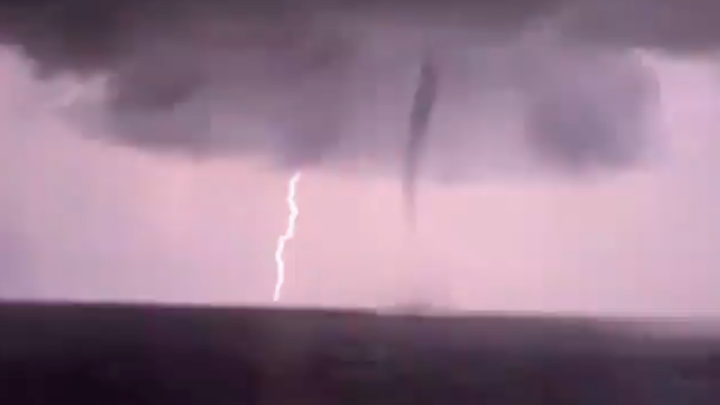 В Анапе туристы сняли ночной смерч в окружении молний