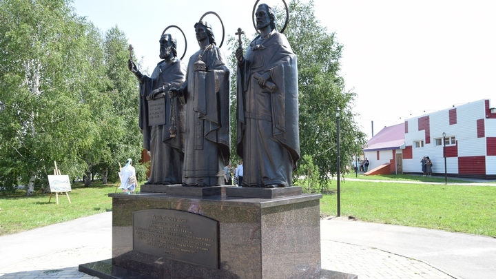 Уникальный памятник святым Гурию, Самону и Акиву открыли в Кузбассе
