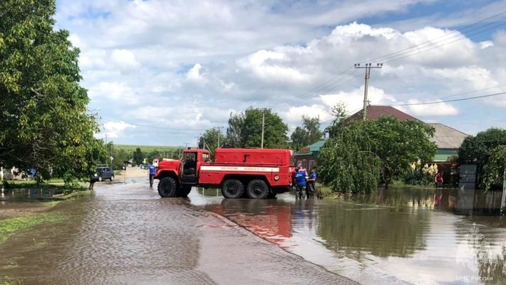 Более 200 спасателей откачивают воду в пострадавших от ливня районах Кубани