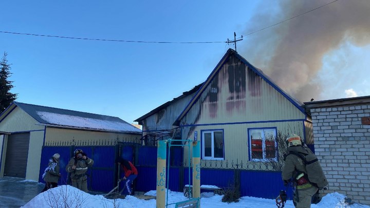 Огонь полностью охватил дом: в Челябинской области случился пожар из-за морозов