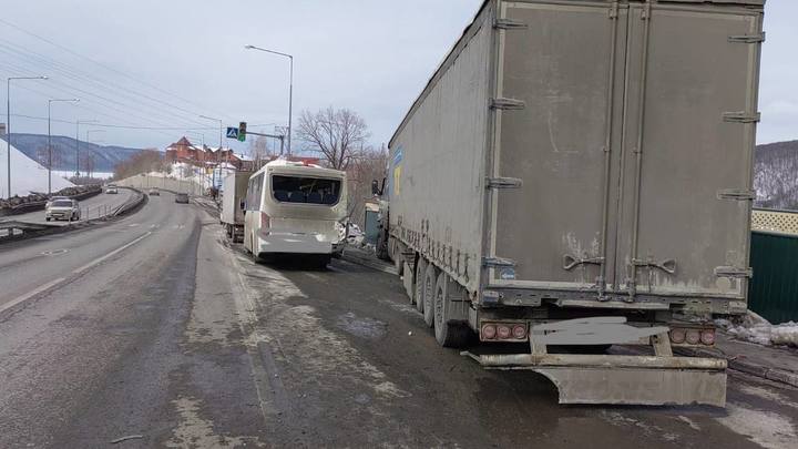В Самаре две фуры и автобус столкнулись по принципу домино