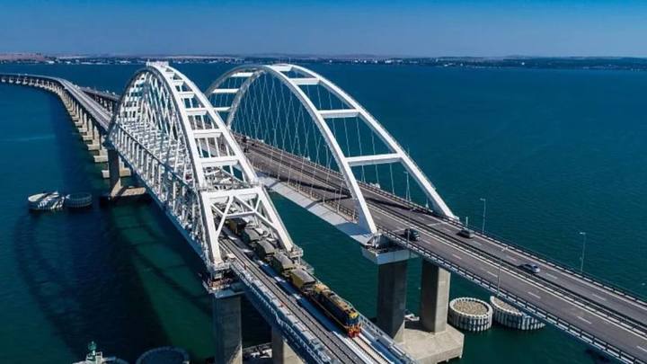Движение автомобилей запустили на Крымском мосту