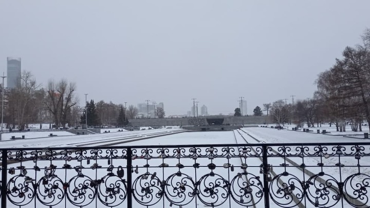В Екатеринбурге туристы на Плотинке спасли тонущего мальчика