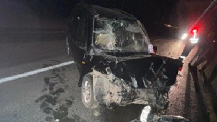 В Самарской области Ладу отбросило на автовоз после столкновения с трактором