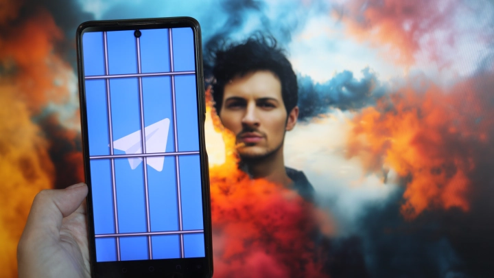 Прыгнул в такси и скрылся: Основатель Telegram Дуров покинул парижский суд после девяти часов допроса