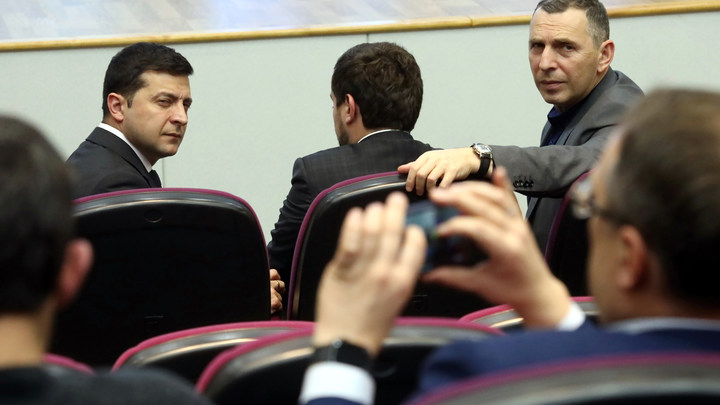 Зеленский уволил с поста помощника президента своего друга и партнёра по Кварталу-95