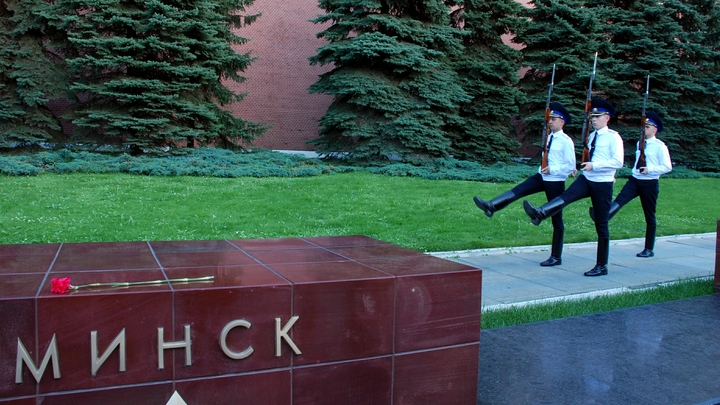 Лукашенко разрешил призывать военную на службу через СМС