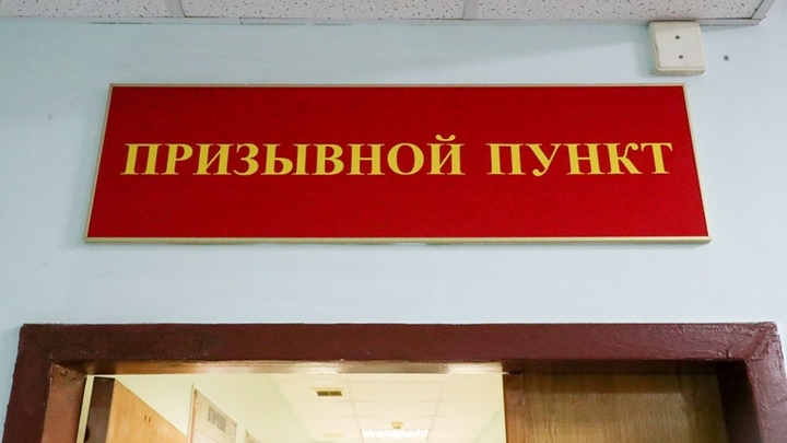 Толпа штурмует военкомат под Житомиром после смерти негодного к службе призывника
