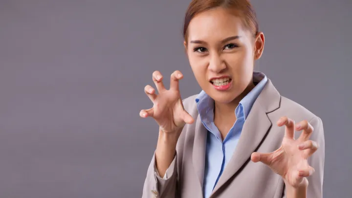 Акула вцепилась в бедро дайвера, который пытался спасти ее из сетей на Гавайях