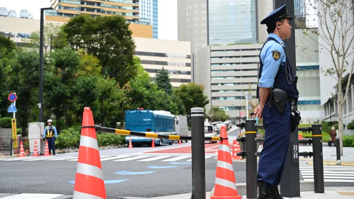 В Японии полиция задержала полицейского за съёмку под юбкой у женщины