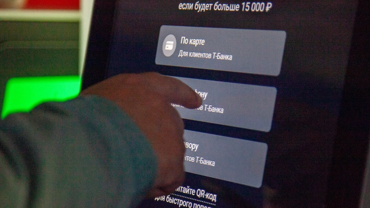 Юрист Хаминский: банк может заблокировать счет за переводы между своими картами