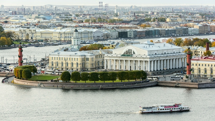 В честь Дня ВМФ в Санкт-Петербурге зажгли Ростральные колонны