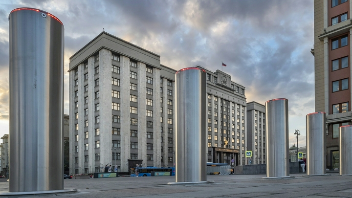 Досрочный роспуск Госдумы Жириновский увёл у Карелина, а среди депутатов подняли бунт