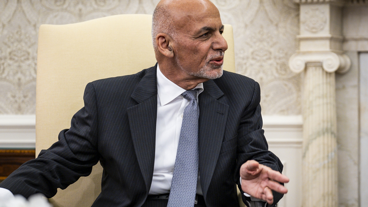 Президент Афганистана согласился уйти в отставку и отправился в страну СНГ