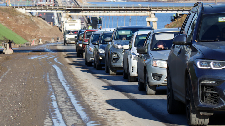 Перевернувшийся около ТЦ Мега в Новосибирске грузовик спровоцировал большую пробку