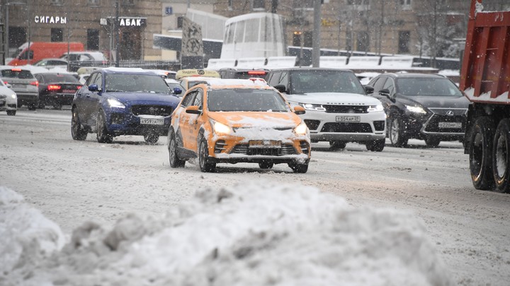 В Гомеле такси утонуло на затопленной паводком территории