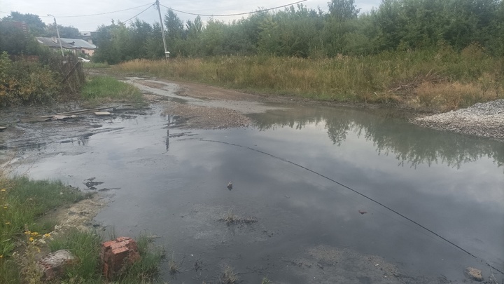 Дороги размыты, запах ужасный: улицу в Челябинске затопили сточные воды