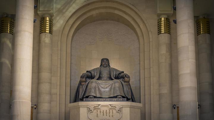 Дело об угле обернулось штурмом дворца: Толпа ворвалась в здание правительства в Улан-Баторе