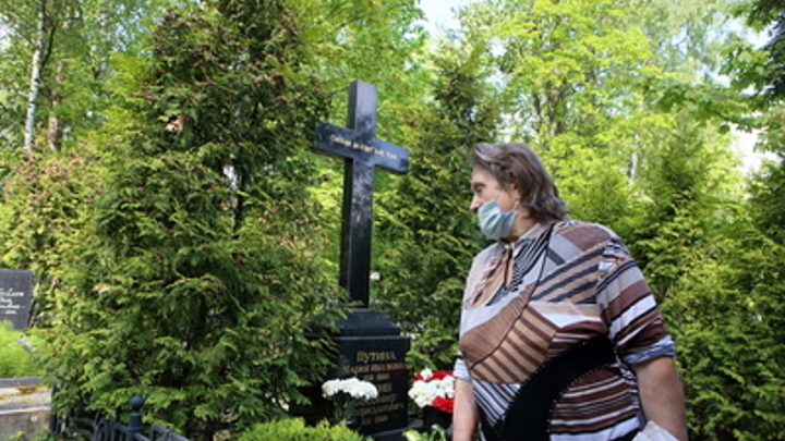 Жители Оби нашли на кладбище повешенных кукол