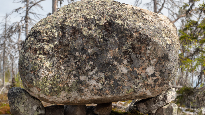 В Сочи камнепад едва не раздавил фургон