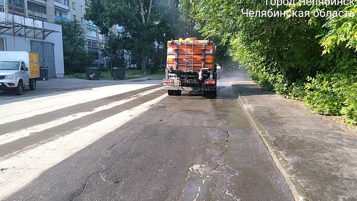 В Челябинске мэр приказала поливать водой дороги круглосуточно