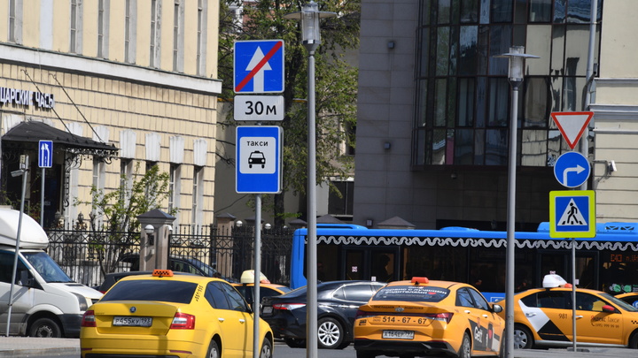 Перевозили пассажиров без лицензии: В Сочи 33 таксистов оставили без машин