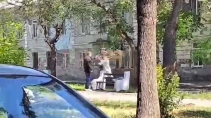 Били веткой и брызгали перцовкой: в Самаре подростки напали на мужчину