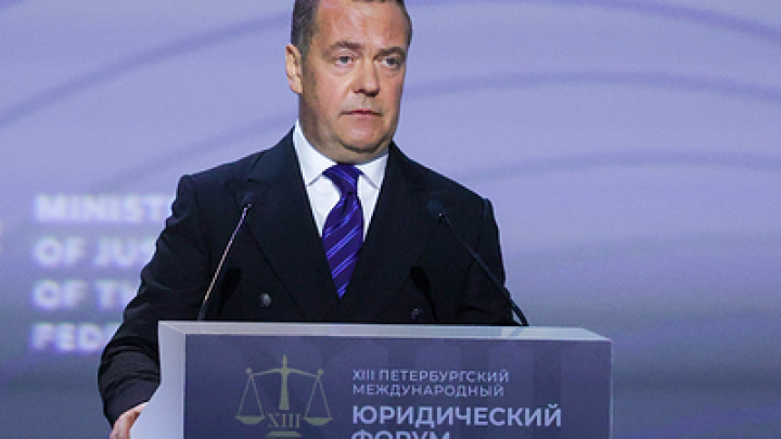 Дмитрий Медведев провёл осмотр новых образцов русского оружия на полигоне Капустин Яр