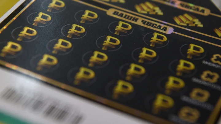 Мужчина привязал соседку к бревну и бросил в пруд из-за лотереи