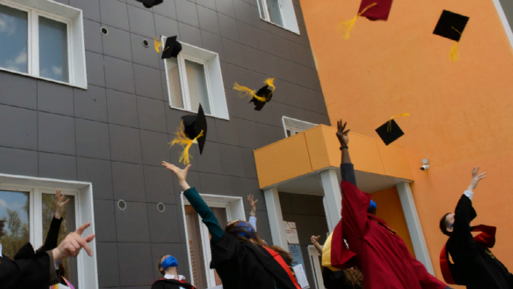 Выпускники стали чаще выбирать колледжи: Депутат объяснил ажиотаж