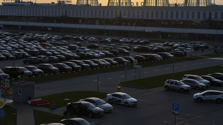 Сигареты с сюрпризом нашли таможенники у русского в Пулково, пока тот все отрицал