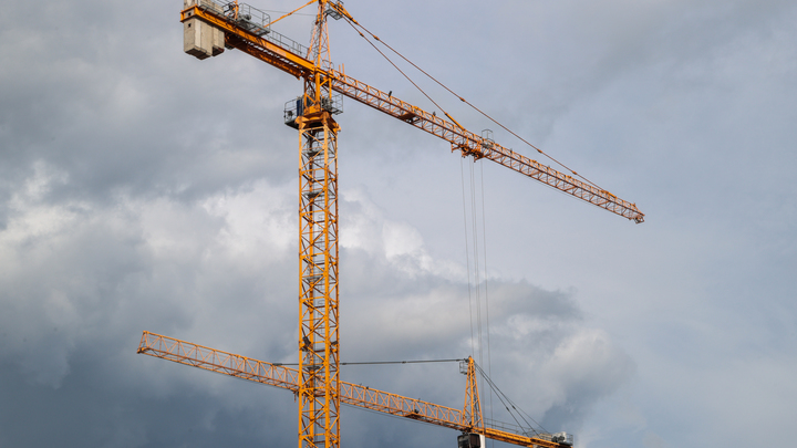 В Краснодаре рабочий разбился при падении с башенного крана