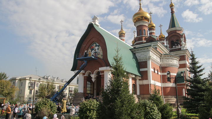 В Челябинске икону Георгия Победоносца освятили с помощью спецтехники
